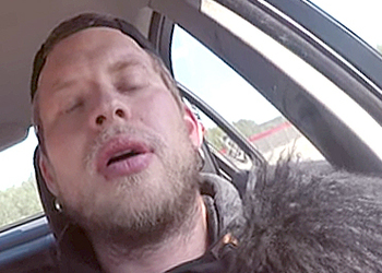 Видеоблогер пытался в шубе пережить 70-градусную жару в раскаленной машине
