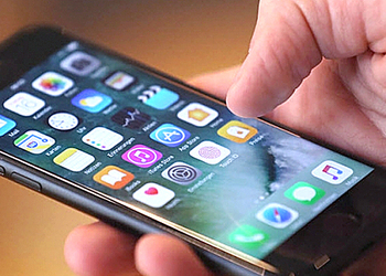 На Apple подали в суд за намеренное замедление старых iPhone