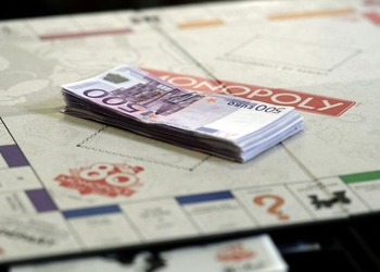 В настольной игре «Монополия» спрятали более 20 тысяч евро