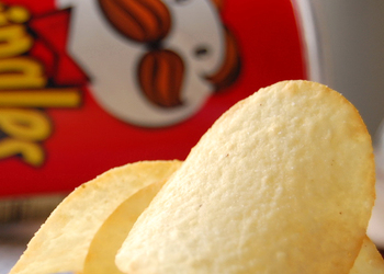 Стало известно, что люди едят чипсы Pringles неправильно
