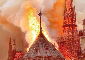 Сгорел Собор Парижской Богоматери Нотр-Дам де Пари и рухнул шпиль