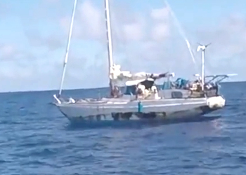 В Тихом океане случайно спасли девушек, которые дрейфовали 5 месяцев