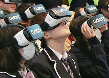 Ученики попали на церемонию открытия школы через виртуальную реальность
