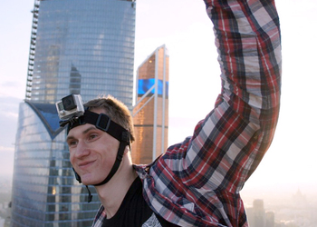 «Человек-паук» из России попытался залезть на небоскреб в Москве по стеклу без страховки в прямом эфире