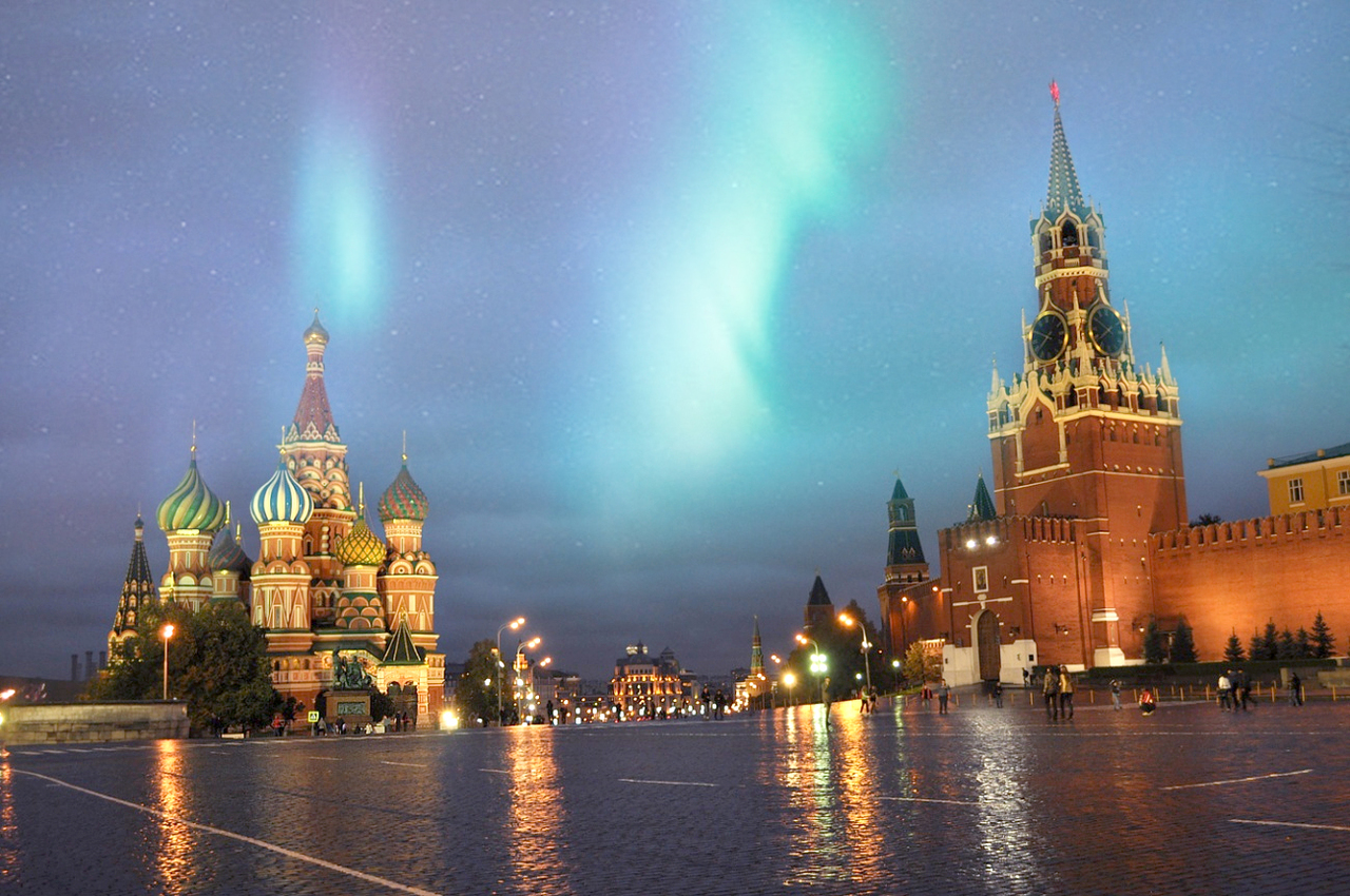В москве было сияние. Северное сияние Кремль Москва. Северное сияние над Москвой. Северное сияние над Москвой 25.03.23..
