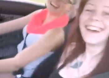 Две молодые девушки разбились на машине, транслируя поездку на видео в прямом эфире