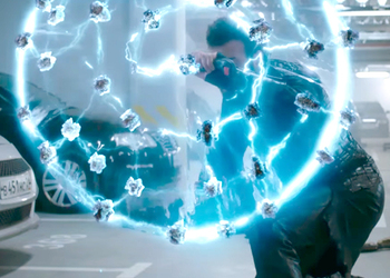 В новом трейлере фильма «Защитники» показали бой отечественного супергероя с электрохлыстом