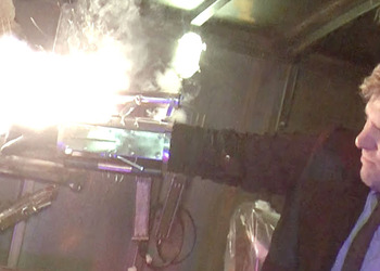 Видеоблогер воссоздал убийственную перчатку из Deus Ex, которая стреляет ракетами и бьет током