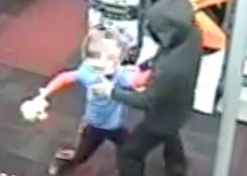 На видео засняли, как семилетний геймер напал на грабителей магазина