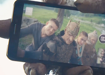 В трейлере фильма «Последний богатырь» современный москвич с телефоном попадает в сказочную страну