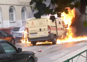 Дерзкое ограбление со взрывом автомобиля инкассаторов в Москве засняли на видео