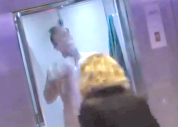 Видео с неожиданными розыгрышами в лифте взорвало интернет