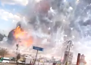 Уничтожение случайным взрывом гигантского рынка фейерверков засняли на видео