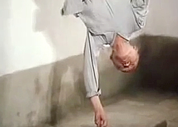 Видео с шаолиньским монахом, стоящим на одном пальце, взорвало интернет