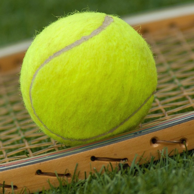 Представьте ядро размером с теннисный мячик. Желтые мячи для большого тенниса. Желтый теннисный мяч. Цвет теннисного мяча. Цветные теннисные мячи.