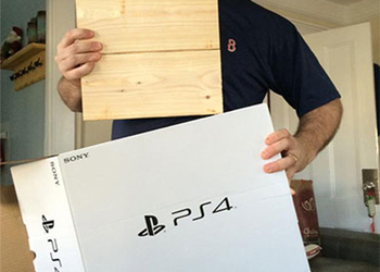 Фото деревянного бруска, который обнаружили в коробке из-под PlayStation 4