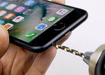 Видео с советом просверлить выход для наушников обладатели iPhone 7 приняли за чистую монету