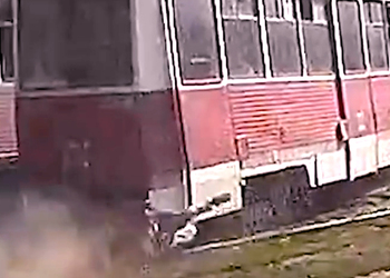 Трамвай тащил зажатого дверью жителя Саратова по земле сотни метров