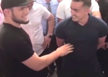 Фанат попросил бойца ММА Нурмагомедова ударить его в живот и тот ударил