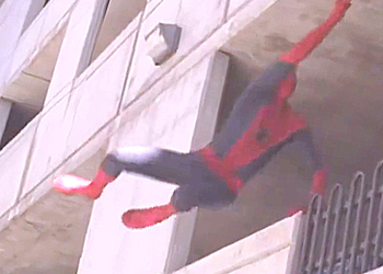 Настоящий Человек-паук показал трюки супергероя в жизни