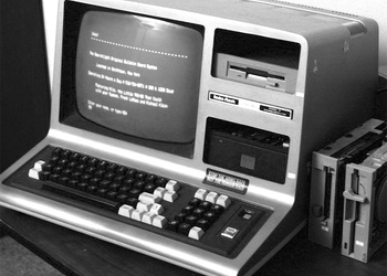 Древний компьютер уже 30 лет контролирует школы Америки