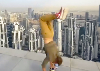 Видео с катанием на руках на гироскутере по краю небоскреба взорвало интернет