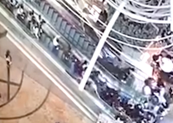 Падение десятков человек на огромной скорости с эскалатора засняли на видео