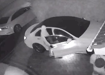 На видео засняли, как воры угнали машину за 1 минуту без ключа